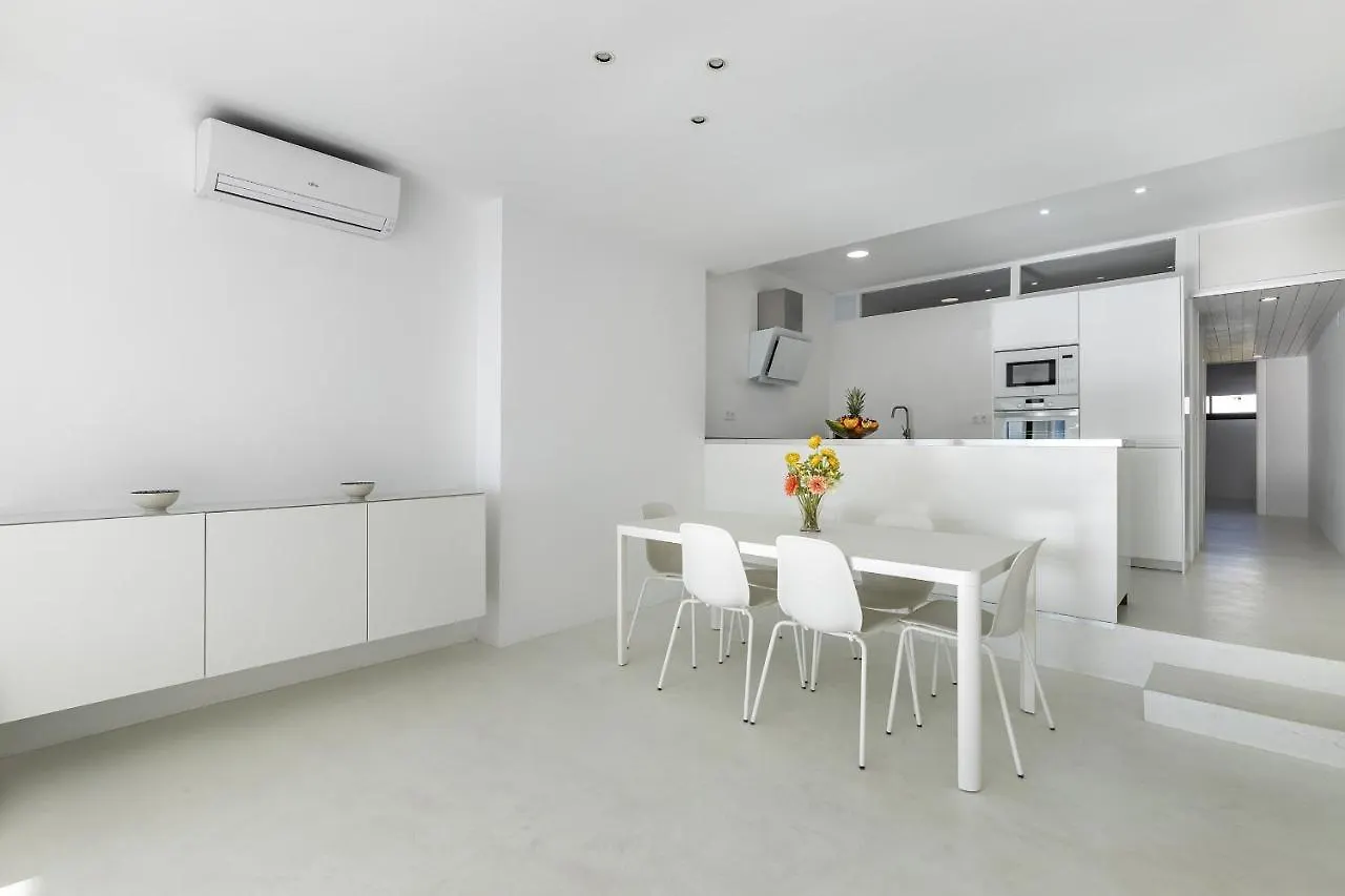 Beachfront Apartment In Alcudia Beach Cb 3 الكوذيا
