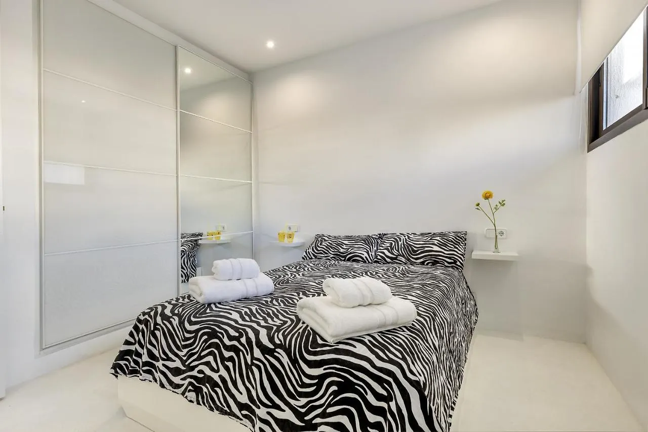 Beachfront Apartment In Alcudia Beach Cb 3  الكوذيا