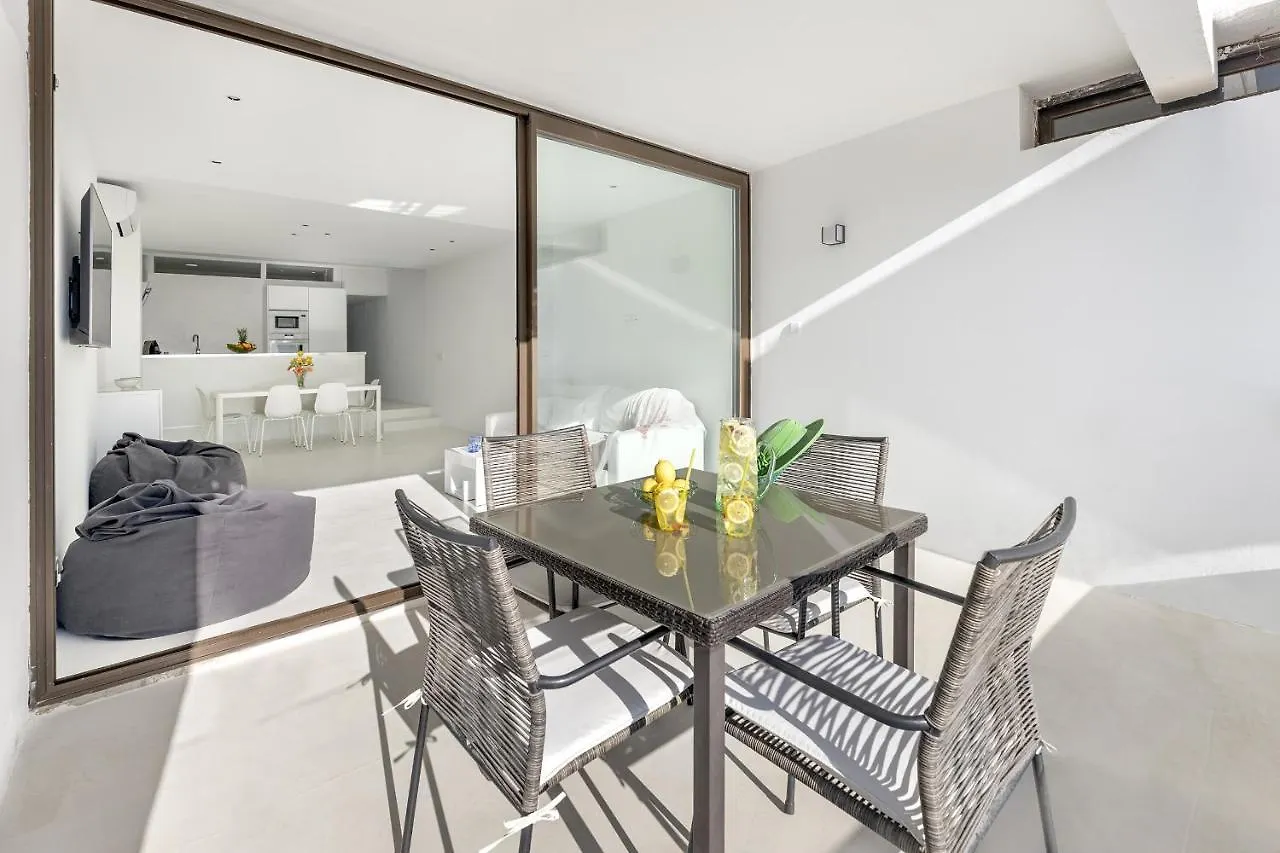 Beachfront Apartment In Alcudia Beach Cb 3  الكوذيا